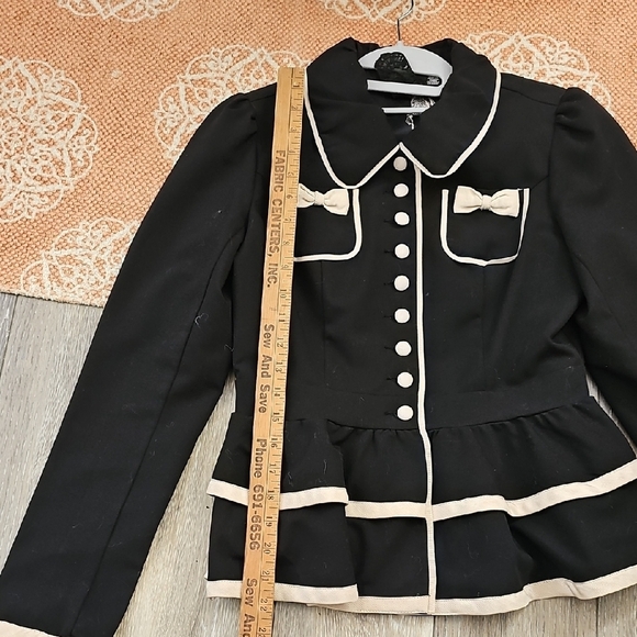 Chic Black Blazer with Cream Trim - Picture 4 of 6